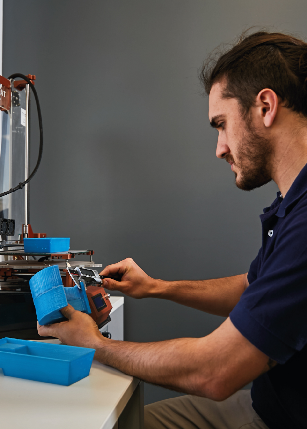Andrés trabajando en una impresora 3D